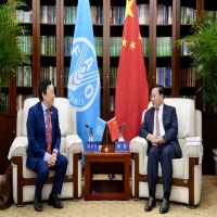 韩俊会见联合国粮农组织总干事屈冬玉